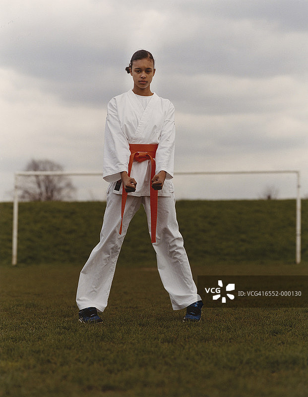 女孩穿着空手道制服图片素材