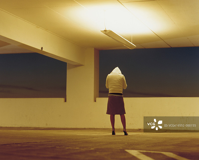 停车场里的女人图片素材