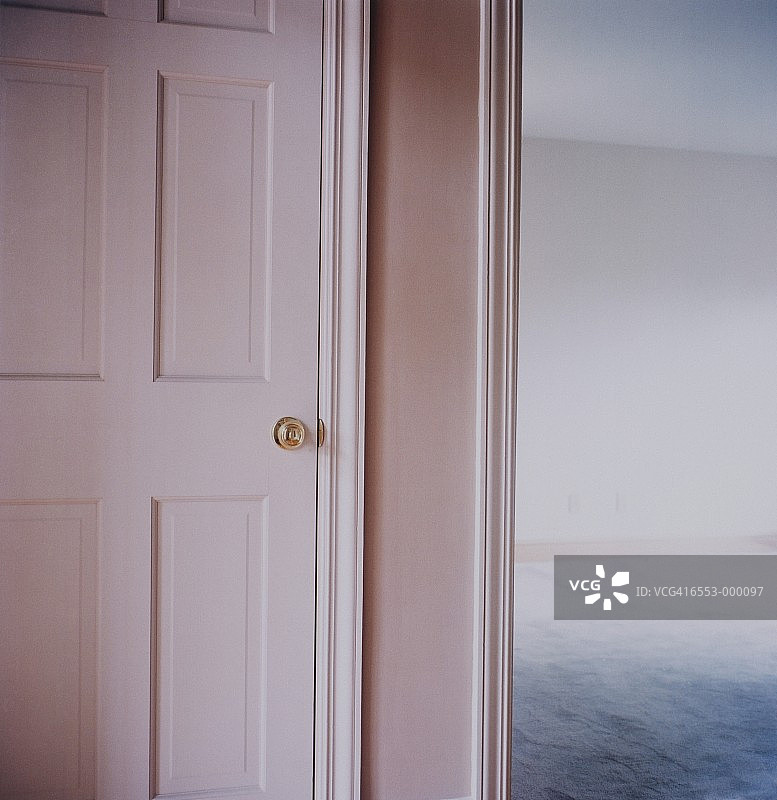 带黄铜把手的粉色门图片素材