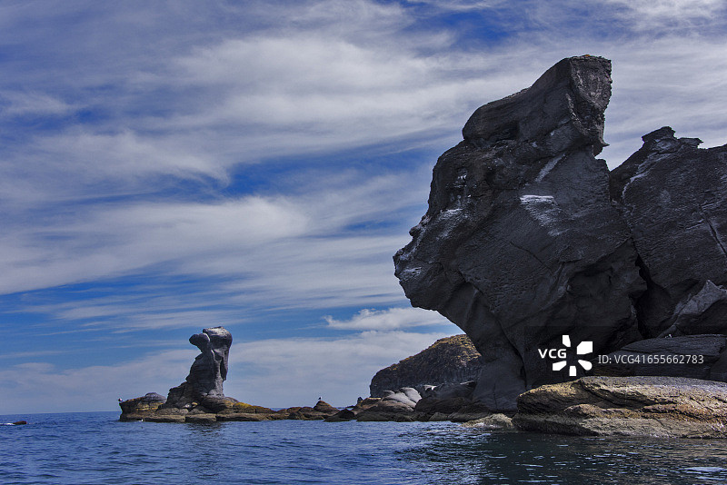 海岸线沿线的岩层图片素材