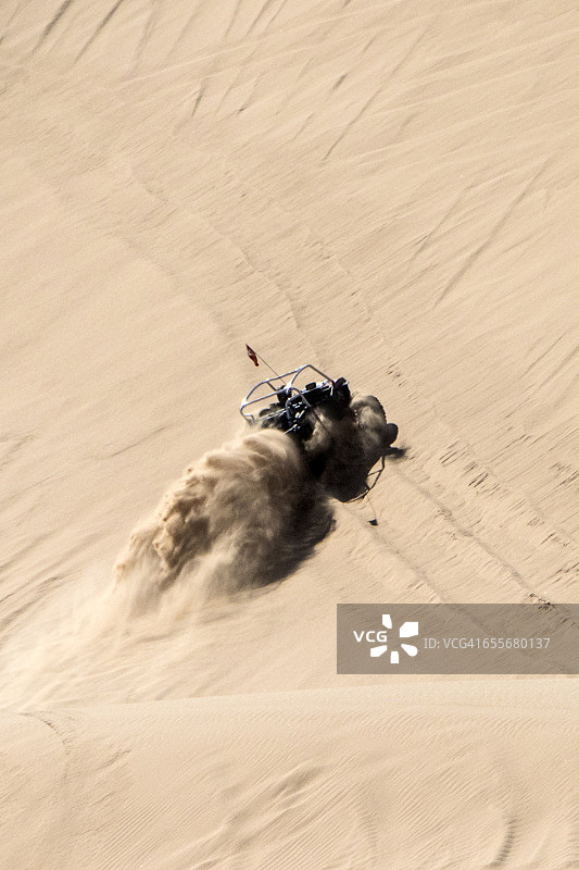 沙丘上的沙滩车图片素材