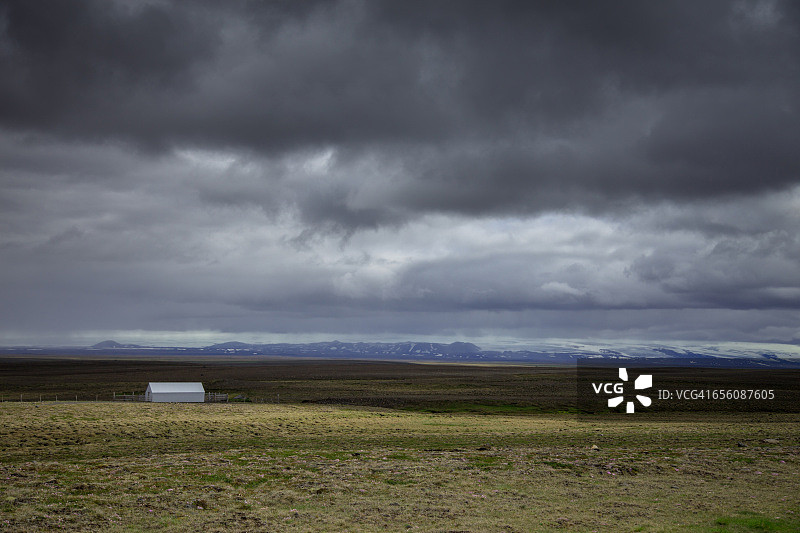 贫瘠荒原上的谷仓图片素材