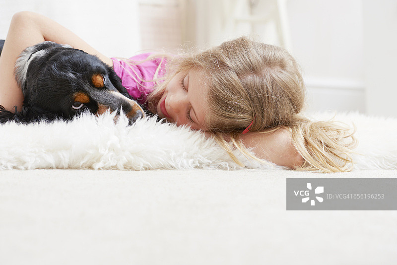 女孩和狗在家依偎图片素材
