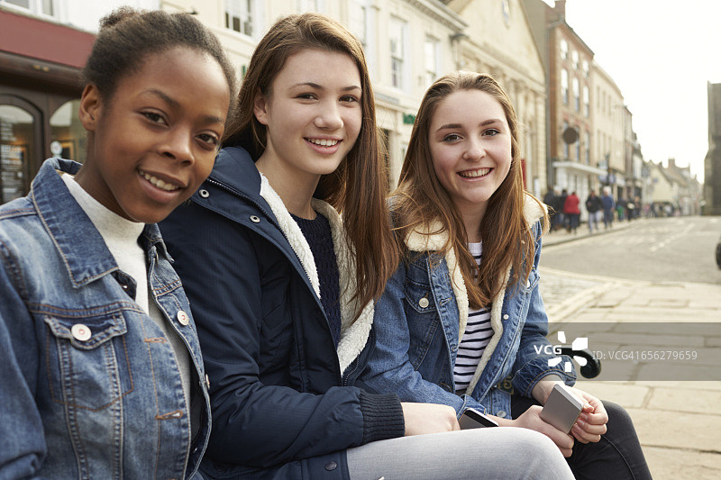 在市中心闲逛的少女肖像图片素材