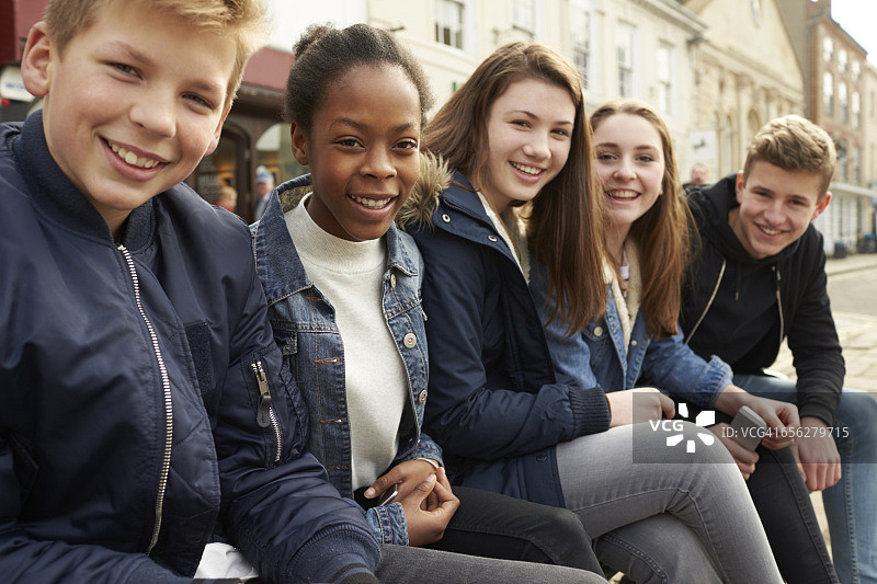 在市中心闲逛的青少年朋友肖像图片素材