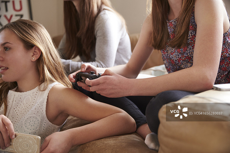 在卧室玩电子游戏的一群少女图片素材