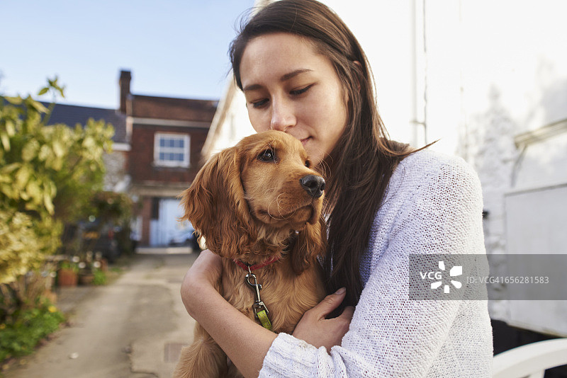 可卡犬主人在散步后拥抱狗狗图片素材