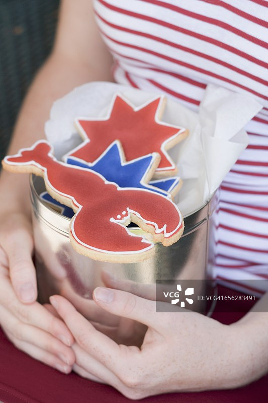 拿着饼干罐的女人（美国独立日）图片素材