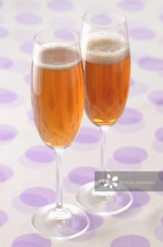 两杯基尔皇家鸡尾酒图片素材