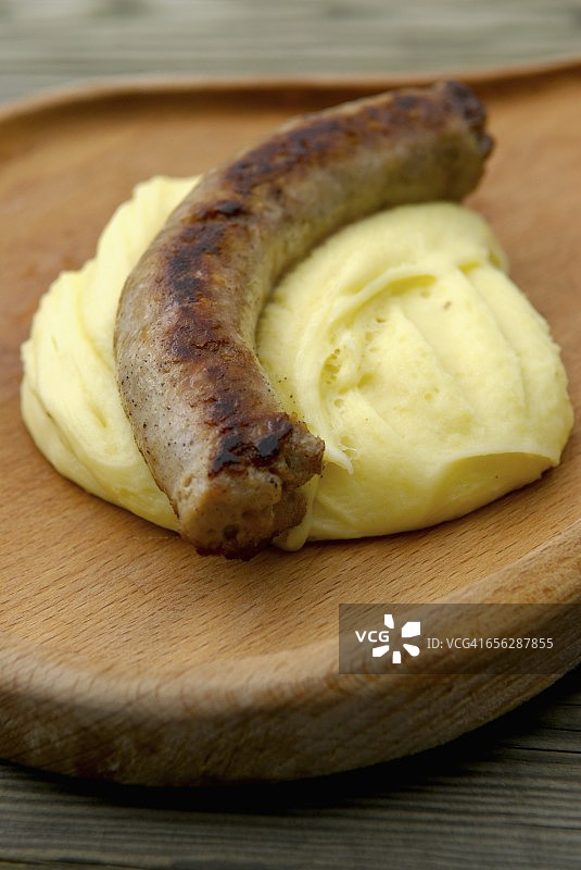 烤香肠配Aubrac Aligot图片素材