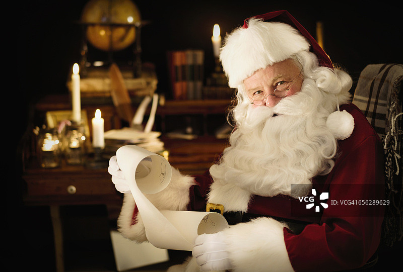 圣诞老人阅读儿童来信肖像图片素材