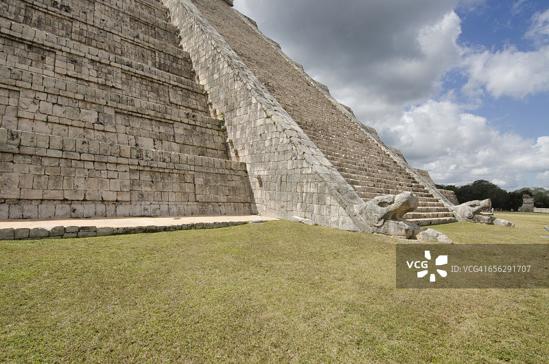 墨西哥尤卡坦半岛奇琴伊察库库尔坎玛雅金字塔图片素材