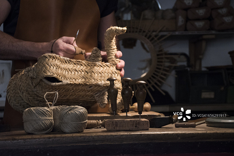 工匠在工作室编织柳条牛头图片素材