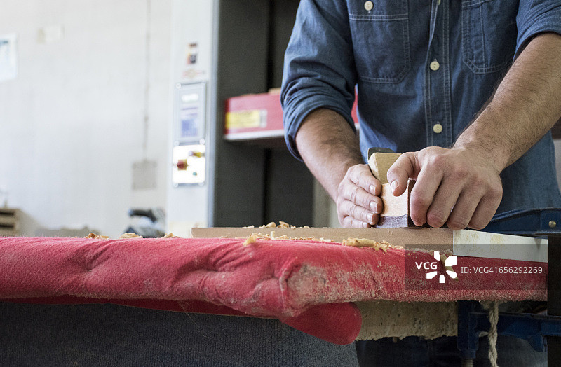 木匠用手刨刨木头的双手图片素材
