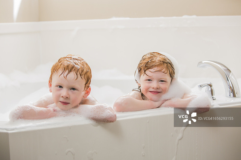 姐弟（2-3岁，4-5岁）一起泡泡浴图片素材