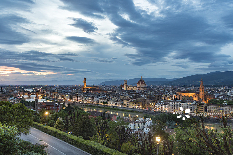 意大利托斯卡纳佛罗伦萨：历史古镇与傍晚的阿诺河图片素材