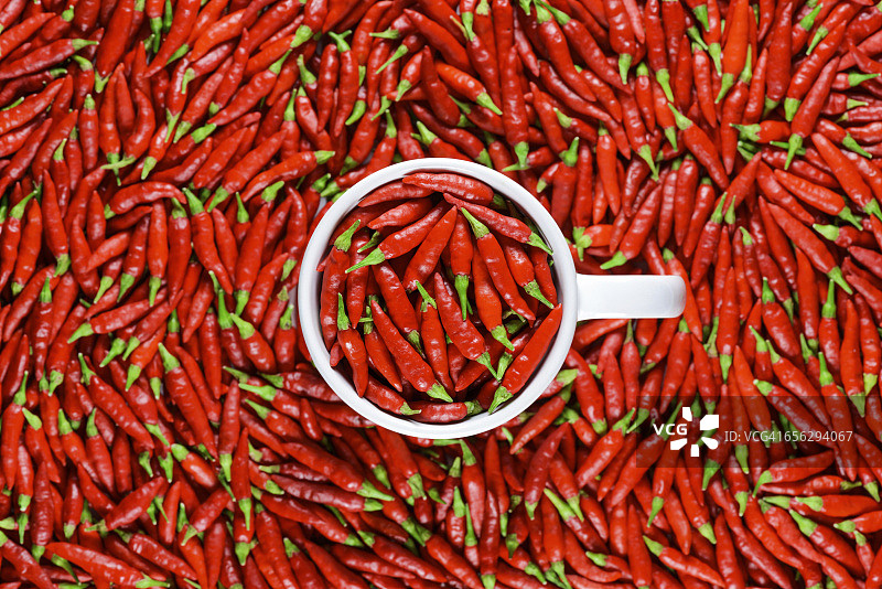红色辣椒和白色马克杯图片素材