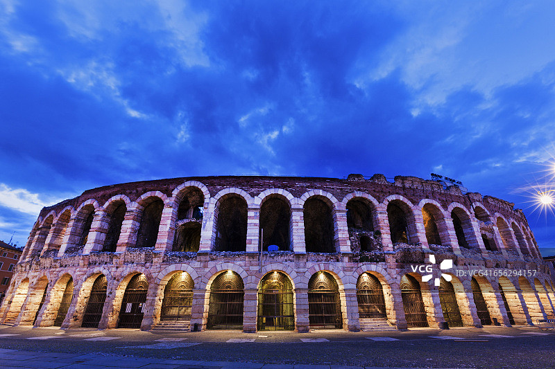 意大利维罗纳布拉广场的维罗纳竞技场图片素材