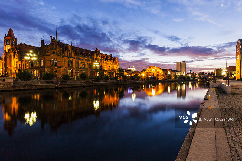 波兰库亚维-滨海省比得哥什市布拉达河沿岸的建筑图片素材