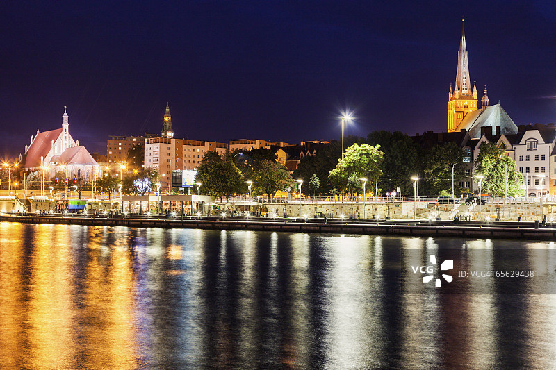 波兰什切青的夜间古老建筑图片素材