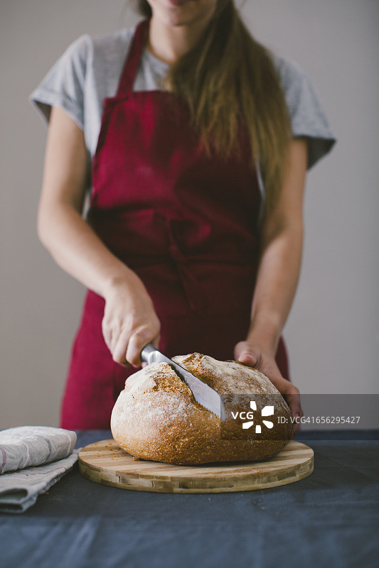 切新鲜手工面包的女人图片素材