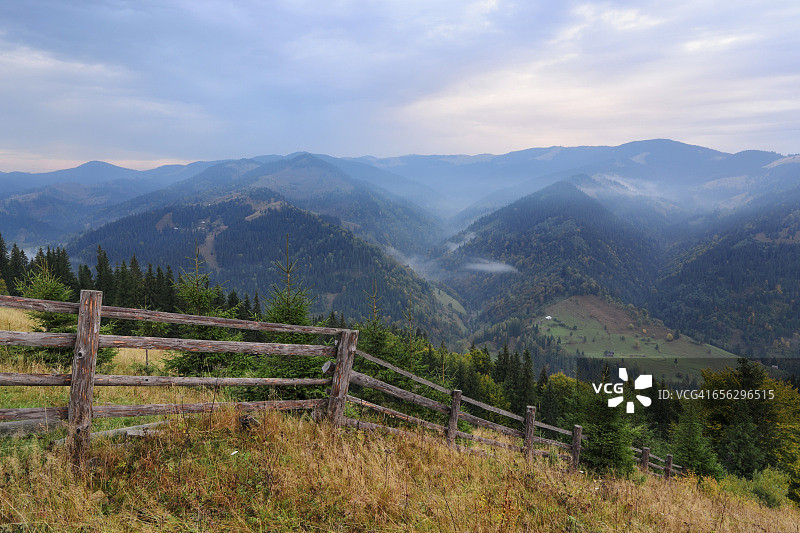 乌克兰伊万诺-弗兰科夫斯克地区Dzembronya村的山脉和森林景观图片素材