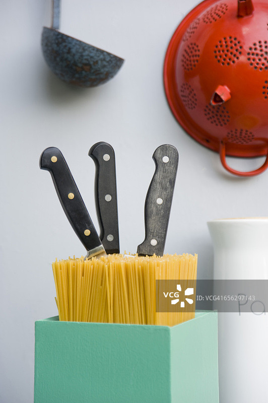 厨房用具：漏勺、刀架、意面等图片素材