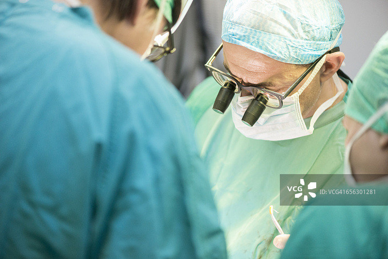 心脏外科医生进行心脏手术图片素材