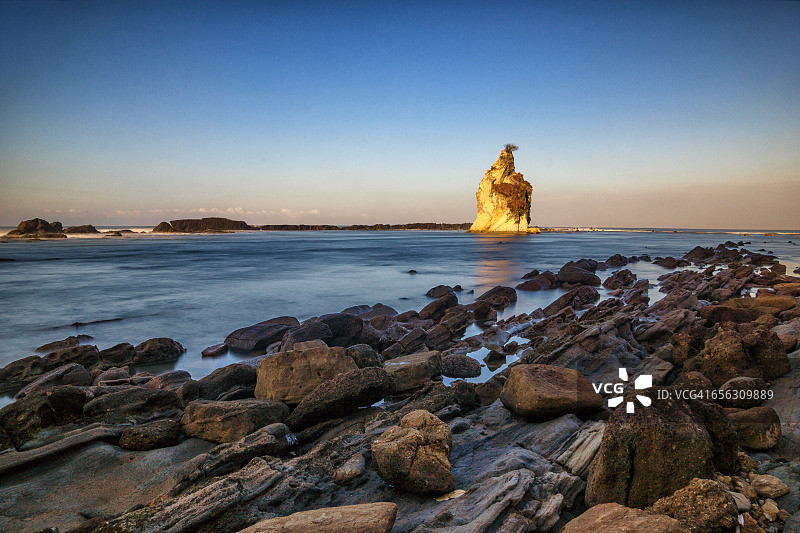 印尼沙瓦纳丹绒卡朗海滩上的岩石图片素材