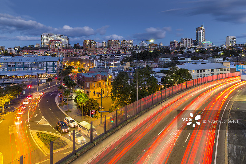 黄昏时分的汽车光轨和伍卢穆卢图片素材