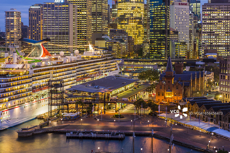 黄昏时分的岩石区和游轮图片素材