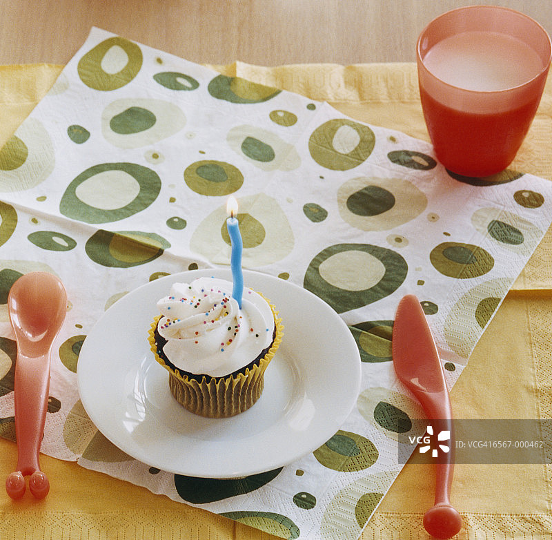 第一个生日的纸杯蛋糕图片素材