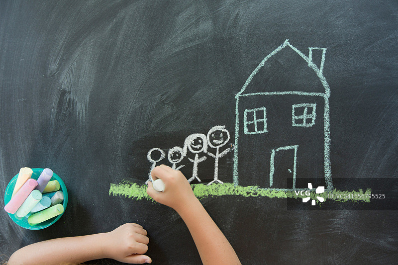 儿童画房子和家庭俯视图图片素材