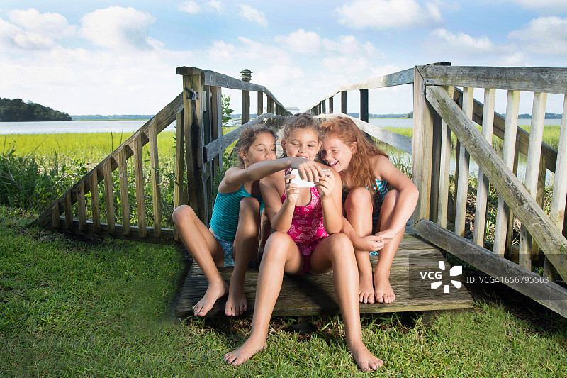 在码头上自拍的年轻女孩图片素材
