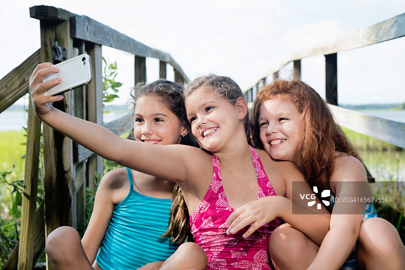 在码头上自拍的年轻女孩图片素材