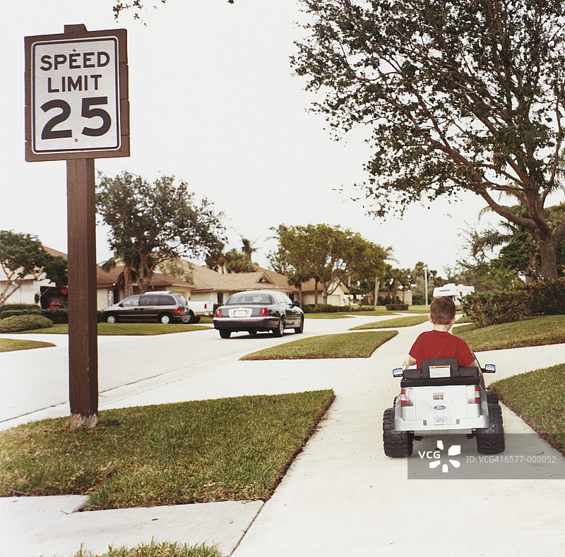 骑着玩具汽车的男孩图片素材