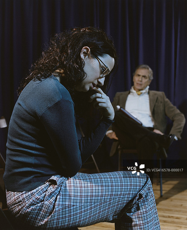 女人咬指甲图片素材