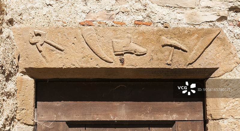 带有行会标志的石制门楣图片素材