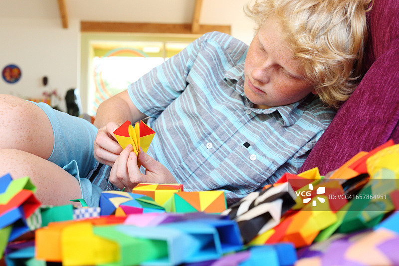 十二岁男孩折叠的折纸图片素材