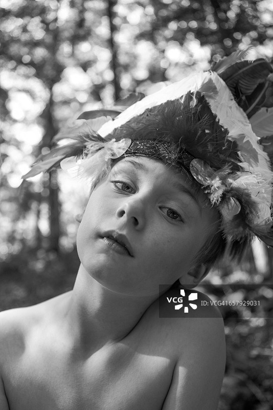 戴着奇异头饰的男孩肖像图片素材