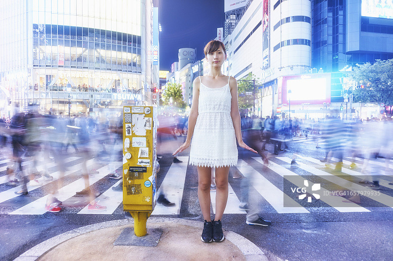 站在人行横道上的女人图片素材