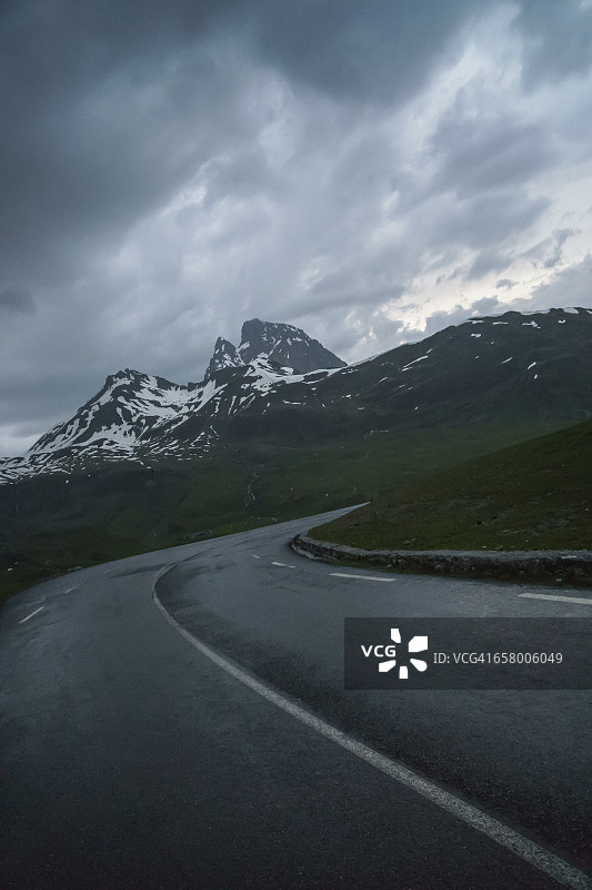 夜晚的米迪·奥索峰和道路图片素材