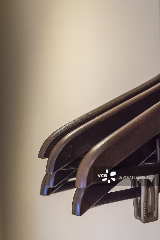 酒店房间内的衣架图片素材