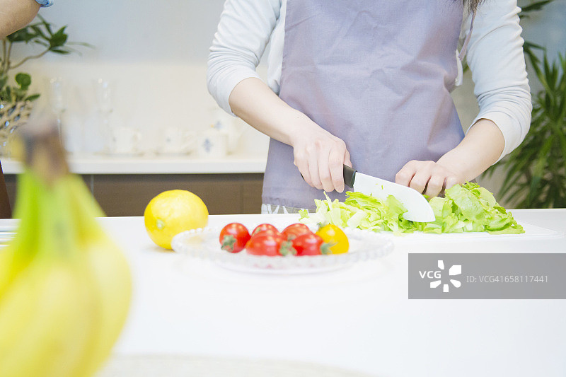 准备烹饪的日本女性图片素材