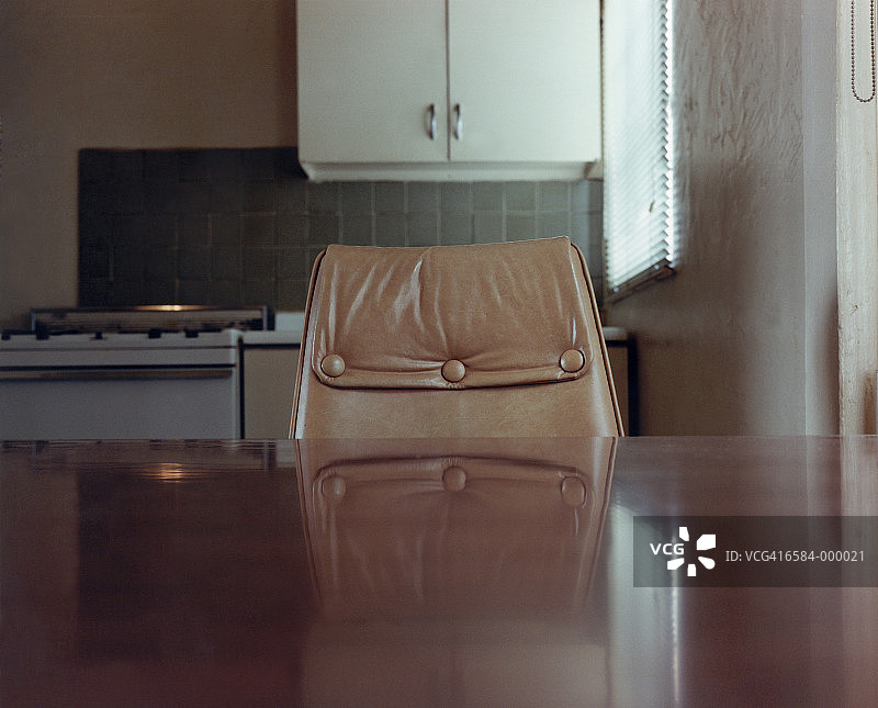 桌子上椅子的倒影图片素材