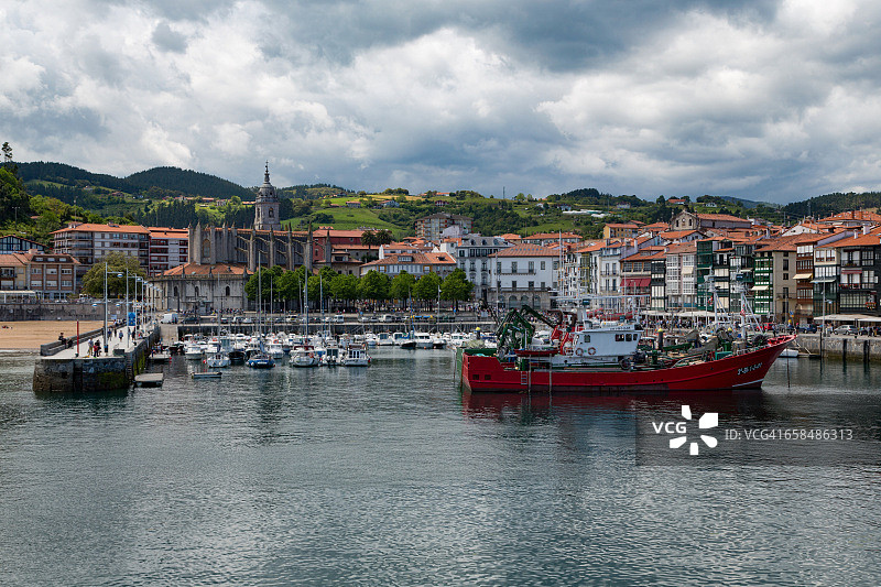 莱凯蒂奥的港口和教堂图片素材