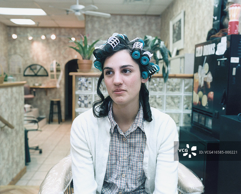 戴着卷发器的女孩图片素材