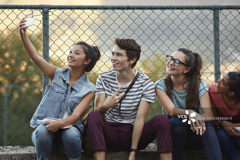 朋友们在学校外面自拍图片素材