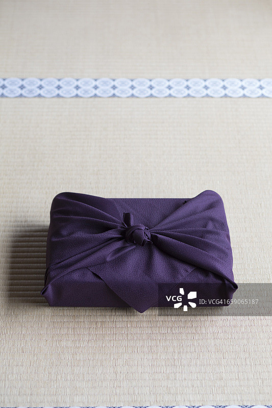 榻榻米上的包裹图片素材