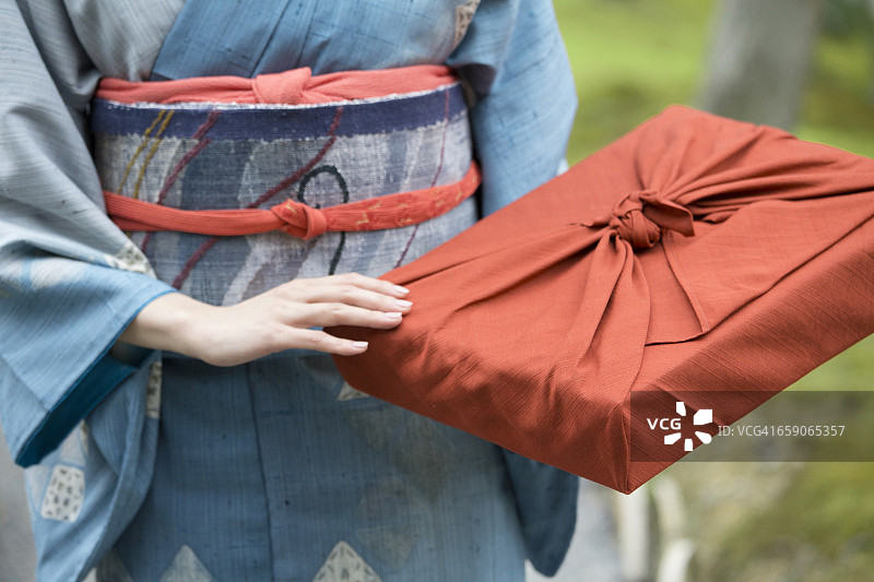 身穿和服的女子拿着包裹图片素材